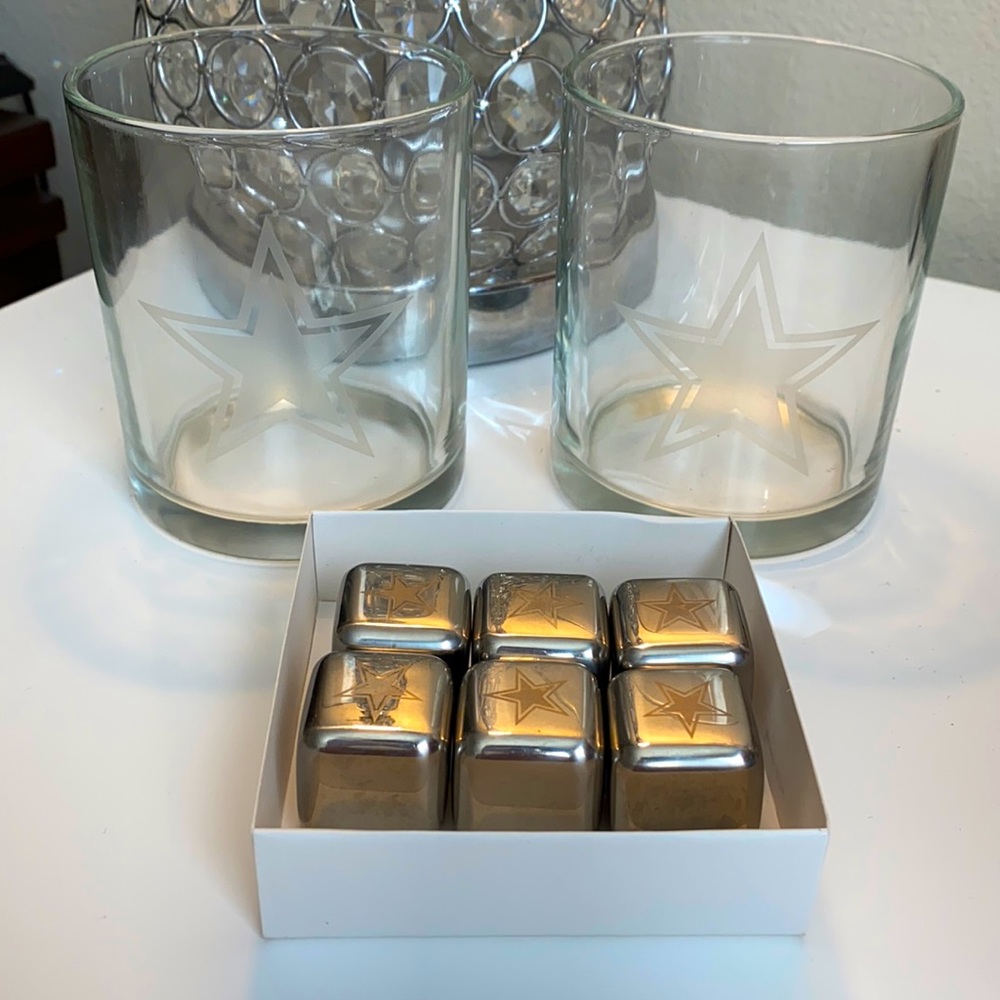 Dallas Cowboys drink set! 2 glasses & metal cubes